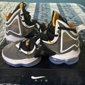 Nike LeBron 19 Graduate sneakers